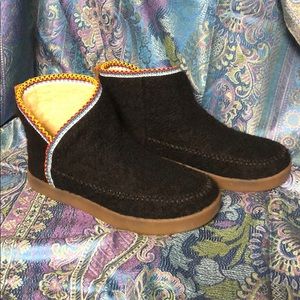 Sanuk Nice Bootah boots size 9